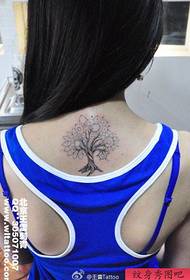 여자의 뒷면에 작고 아름다운 나무 문신 패턴