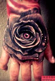 Strašidelné růžové tetování na zadní straně ruky