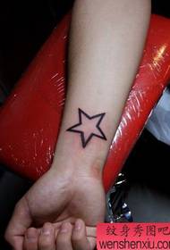 Spectacle de tatouage, recommander un motif de tatouage étoile à cinq branches poignet