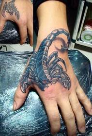 Stílusos személyiség a tigris száj skorpió tetoválás