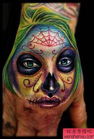 šarena tetovaža djevojke smrti na stražnjoj strani ruke