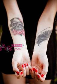 Imagine frumoasă tatuaj braț cu pene frumoase