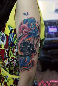 Čūskas un galvaskausa rožu rokas tetovējuma attēls