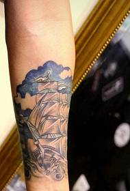 Стыльная рука індывідуальнасці прыгожа выглядае малюнак малюнка татуіроўкі парусніка
