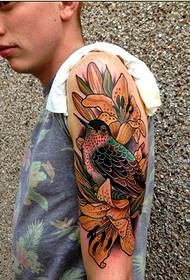 جميلة وجميلة زهرة زنبق الطيور صورة الوشم على ذراع الرجل الوسيم