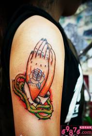 हाथों से प्रार्थना करते हुए टैटू चित्र