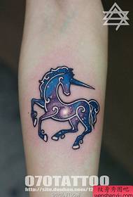 Acara tato, nyarankeun tattoo unicorn warni