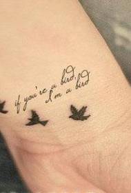 Όμορφη εικόνα τατουάζ πουλιών σε όμορφο χέρι νεφρίτη