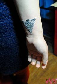 Imatge del tatuatge del canell per a ulls de Déu del triangle