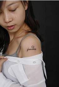 Lengan belakang gadis cantik, gambar pola tato totem bagus