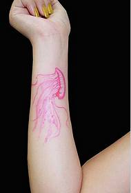 Pragtige handgetekende jellievis-tatoeëringpatroon op die bak