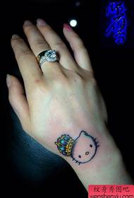 Djevojka zapešće slatka mačka s uzorkom tetovaže krune