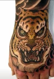 Käsi takaisin värillinen tiikeri pään tatuointikuvio