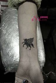Foto de tatuaje de muñeca unicornio negro