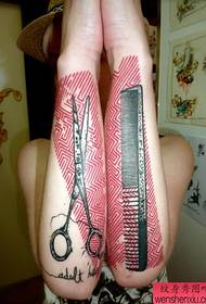 Gaya profesional gunting menyusun corak tatu untuk tangan