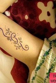Malé tetovanie z čerstvých ručných kvetín na tetovanie