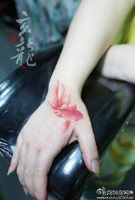 Meisjes overhandigen trend klassiek kleur klein goudvis tattoo patroon