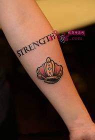 Malé čerstvé koruny zápěstí tetování obrázek