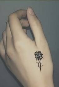 Gyönyörű kéz vissza totem virág tetoválás mintás kép