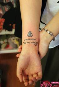 Imagine de tatuaj cu încheietura mâinii cu diamante proaspete englezești