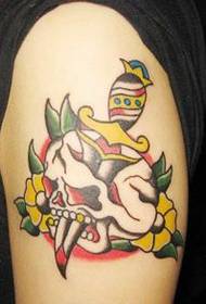 Gros bras, modèle de tatouage crâne crâne image