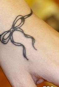 मुलगी मनगट knotted धनुष्य टॅटू चित्र