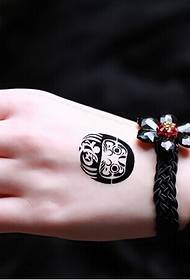 Djevojke žad ruke svježe totemske tetovaže slike