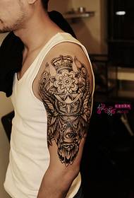 Tetovanie ramena kvetov európskej a americkej sovy Crown