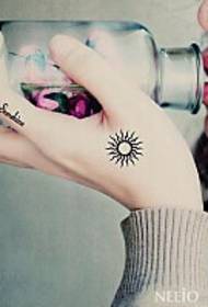 Girls hand fresh English small sun tattoo picture