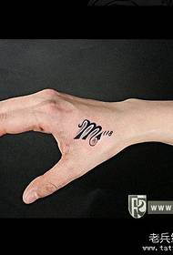 Handgetekende Engelse woord M tattoo patroon