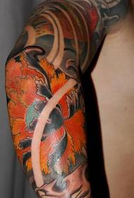 Фигура в форме руки с татуировкой