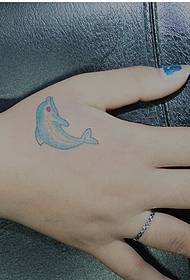 Busana tangan indah tampan pola tato lumba-lumba