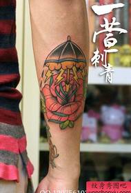 Kézzel gyönyörű esernyő és Rózsa tetoválás minta
