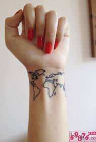 Mapa świata kreatywny obraz tatuażu na nadgarstku