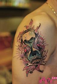 Eiropas un Amerikas smilšu pulksteņa ziedu vīnogulāju lielas rokas tetovējuma attēls