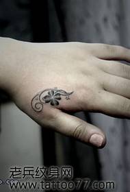 Tatuaj cu trifoi cu patru frunze cu aspect frumos