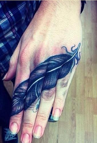 Foto de tatuatge de ploma de moda a mà bonica