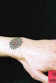 Μικρό φρέσκο χέρι κλασικό τοτέμ τατουάζ έργα