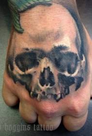 Kul vzorec tetovaže lobanje na zadnji strani roke