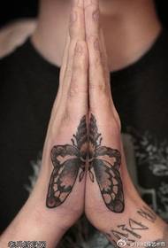 美しい蝶のタトゥーパターンをステッチ