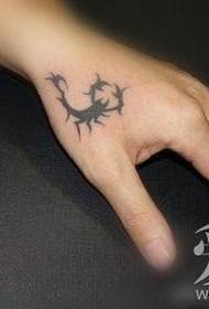 Pequeño tatuaje de tótem de escorpión de mano fresco funciona