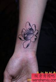 Handpersoonlikheid, bloeiende lotus tatoeëerpatroon