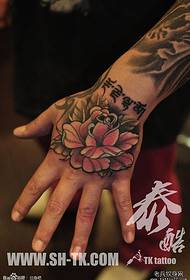 手のサンスクリット語のバラのタトゥーパターン