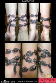 Naoružajte se klasičnim uzorkom tetovaže jedne baba narukvice