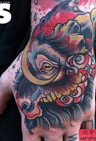 kreatívne tetovanie leva v ruke