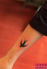 patró de tatuatge d'empassar el canell d'una dona
