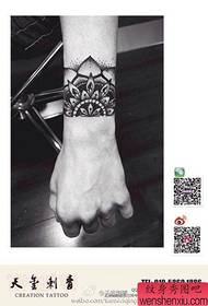 Arm pop na maganda totem floral tattoo pattern