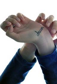 Anglų svajonių tatuiruotės paveikslėlis ant gražios nefrito rankos