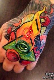 Ręcznie kolorowy tatuaż z boskim okiem działa