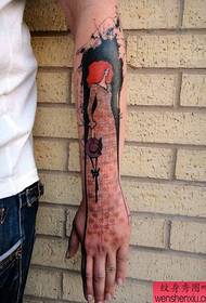Жаночы ўзор татуіроўкі ў асаблівым стылі расколіны рукі